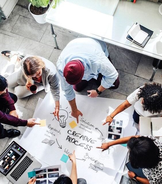 https://www.azynius.com/wp-content/uploads/2024/04/agence-de-marketing-564x640.jpg